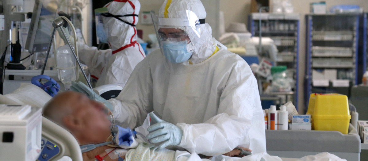 Profesionales sanitarios atienden a pacientes covid en un hospital, en 2020