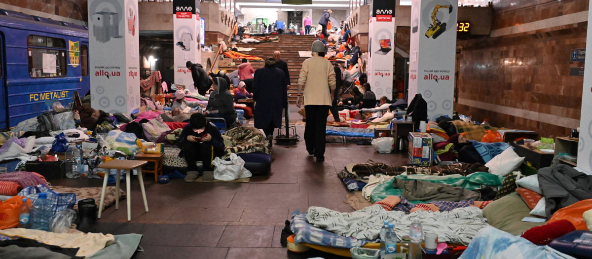 Un grupo de ucranianos se resguardan en una estación de Járkov