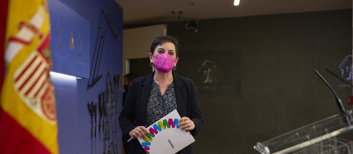 La portavoz de Bildu en el Congreso, Mertxe Aizpurua, a su entrada a la sala de prensa de la cámara baja