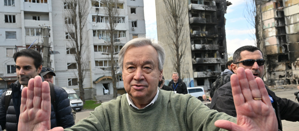 UN Secretary-General Antonio Guterres (2R) walks during a visit in Borodianka, outside Kyiv, on April 28, 2022. - UN Secretary-General Antonio Guterres arrived on April 28, 2022 to the town of Borodianka outside Kyiv where Russian forces were accused of having killed civilians, an AFP journalist on the scene reported. (Photo by Sergei SUPINSKY / AFP)