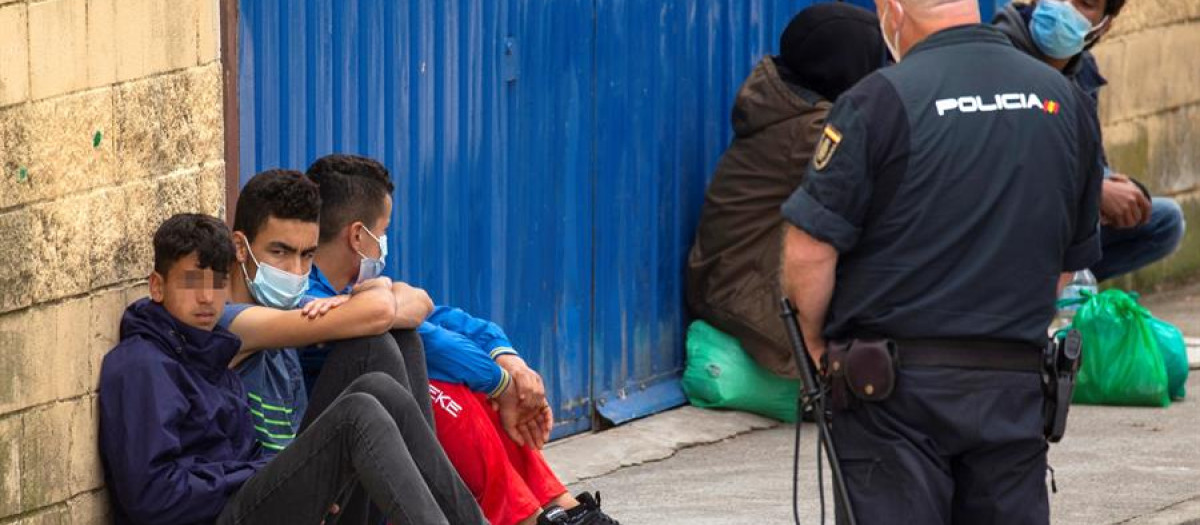 Varios inmigrantes menores en el polígono industrial cercano a la frontera de El Tarajal