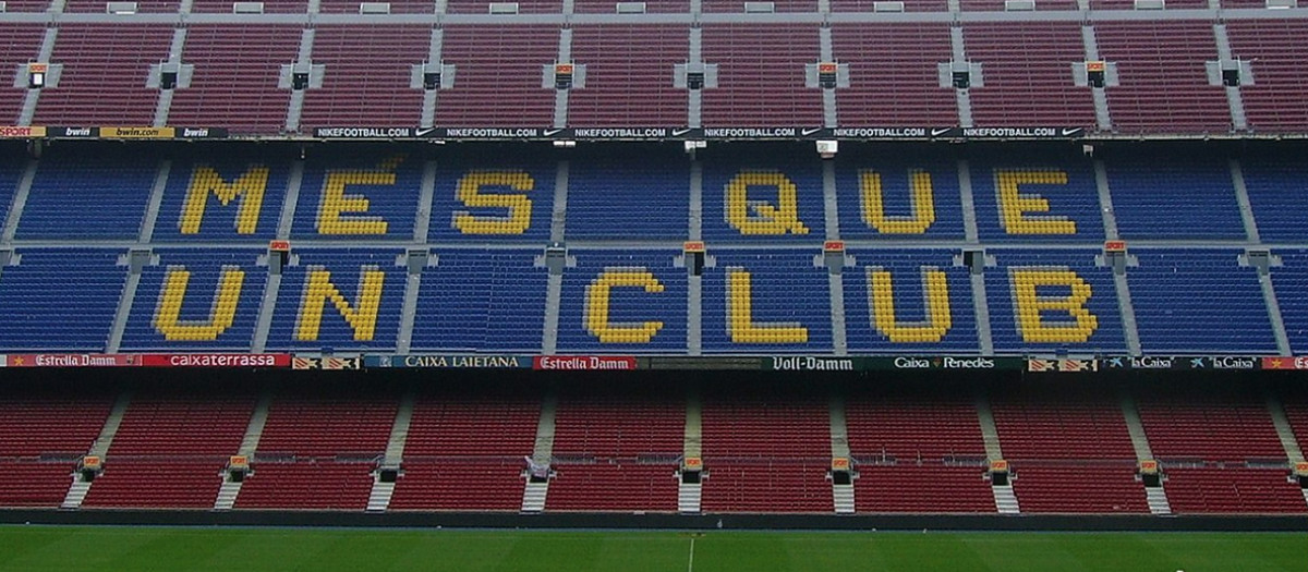 Una grada y parte del césped del Camp Nou