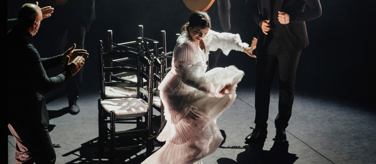 USA7182. NUEVA YORK (NY, EEUU),25/04/2022.- La bailadora María Moreno, que encandiló al público principalmente con su mantilla en el espectáculo "Gala de Andalucía" durante la edición 2022 del Festival Flamenco en el New York City Center. El Flamenco Festival de Nueva York cerró este año su vigésima edición, tras dos años de parón por la pandemia, con una "Gala de Andalucía" en la que la danza fue la gran triunfadora, y las mayores ovaciones fueron para los bailaores de Cádiz y Jerez. EFE/Flamenco Festival de Nueva York SOLO USO EDITORIAL /NO VENTAS /SOLO DISPONIBLE PARA ILUSTRAR LA NOTICIA QUE ACOMPAÑA /CRÉDITO OBLIGATORIO