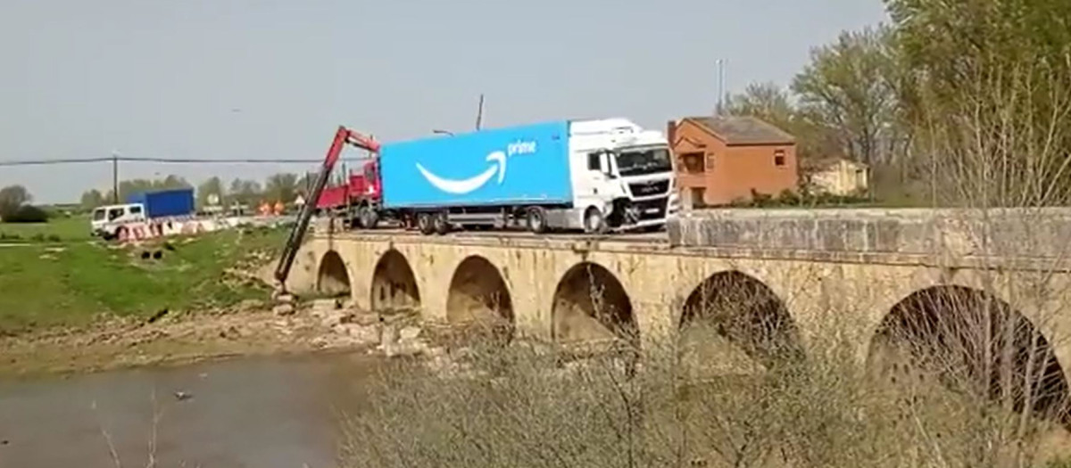 Así es cómo ha quedado el puente en Palencia tras el choque del camión.