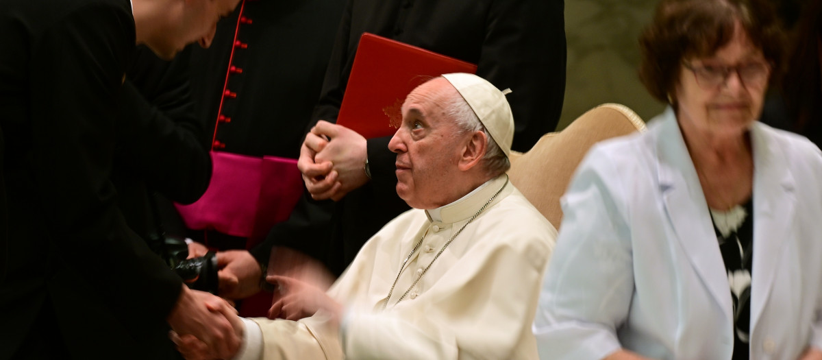 El Papa Francisco saludando a uno de los miembros del grupo de peregrinos eslovacos.