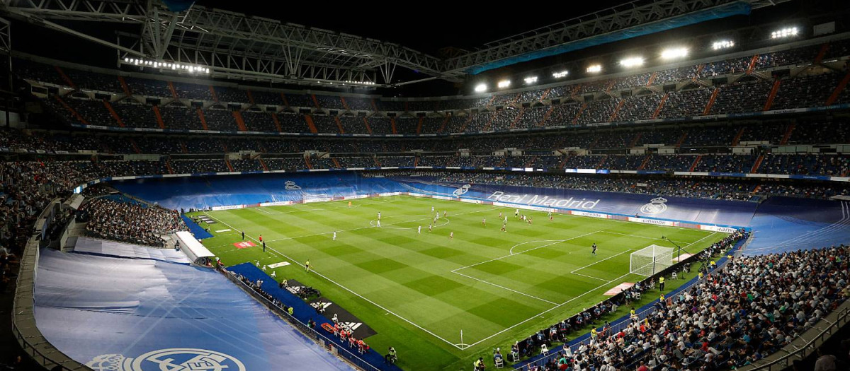 El 12 de septiembre el Real Madrid volvía a jugar un partido en casa después de 560 días fuera de su estadio. Con muchos asientos aún tapados y con la obra visible, el público volvía al coliseo blanco