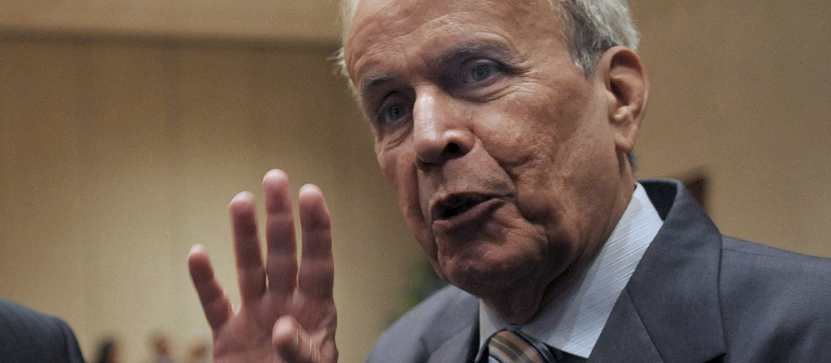 (FILES) In this file photo taken on October 11, 2010, Cuban Ricardo Alarcon waves during the Permanent Conference of Political Parties of Latin America and the Caribbean (COPPPAL) and the Internacional Conference of Asian Political Parties (ICAPP) in San Salvador. - Ricardo Alarcón, a former Cuban foreign minister who was a close collaborator of late leader Fidel Castro, died late on April 30, 2022, at the age of 84, official sources confirmed without specifying the cause of death. (Photo by Jose CABEZAS / AFP)