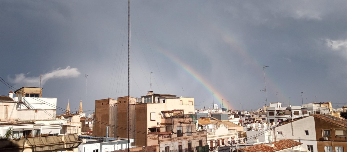 Arcoíris doble en el cielo de Valencia tras la tormenta