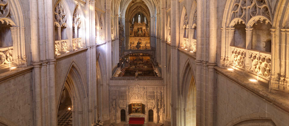 Vista desde la nave central del triforio de la catedral de Palencia