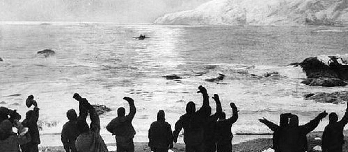 «Todos sanos y salvos», fotografía de la partida del James Caird, retocada por el fotógrafo Frank Hurley para recrear el regreso de Shackleton.