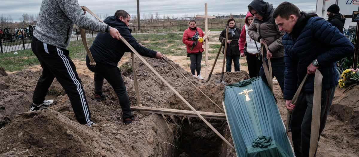 Habitantes de Bucha entierran a un familiar y querido amigo