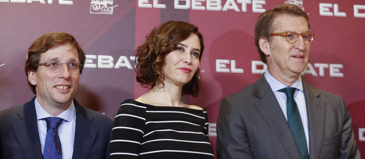 La presidenta de la Comunidad de Madrid, Isabel Díaz Ayuso, junto al alcalde, José Luis Martínez Almeida, y el presidente del Partido Popular, Alberto Núñez Feijóo.