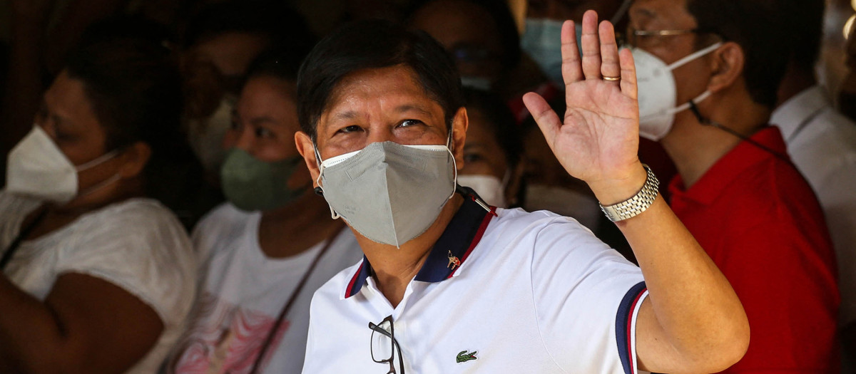 El candidato presidencial filipino Ferdinand Marcos Jr saluda después de emitir su voto en una escuela en Ilocos Norte