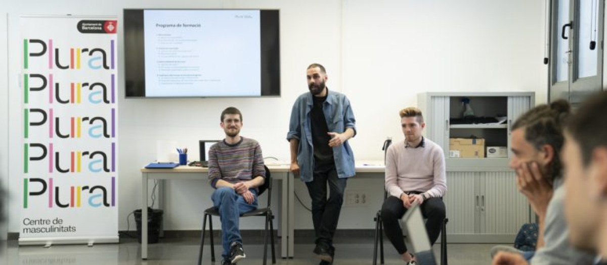 Una de las sesiones del Centro de Masculinidades Plural, en Barcelona
