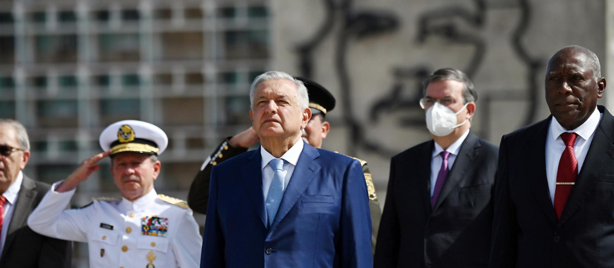 El presidente de México Andrés Manuel López Obrador (c), junto al vicepresidente cubano Salvador Antonio Valdés Mesa (d), participan en la ceremonia de colocación de una ofrenda floral al Héroe Nacional cubano José Martí, en la Plaza de la revolución hoy en La Habana (Cuba)