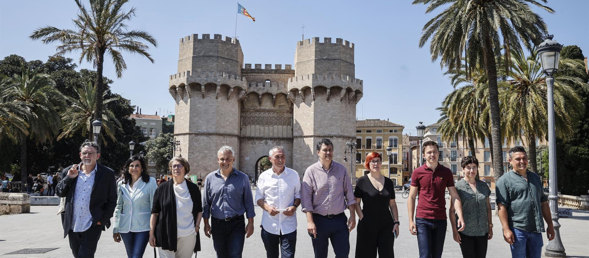 El presidente de Chunta Aragonesista (CHA), Joaquín Palacín (5d); la portavoz de Verdes Equo, Silvia Mellado (2d); el portavoz de Compromís, Joan Baldoví (5i); y el portavoz de Más País en el Congreso, Íñigo Errejón (3d), posan durante la firma del ‘Acuer - Rober Solsona