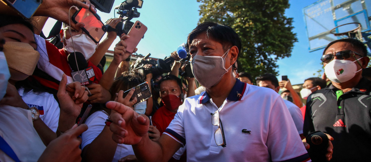 Ferdinand Marcos Jr (C) momentos después de emitir su voto en una escuela primaria en la región de Ilocos Norte