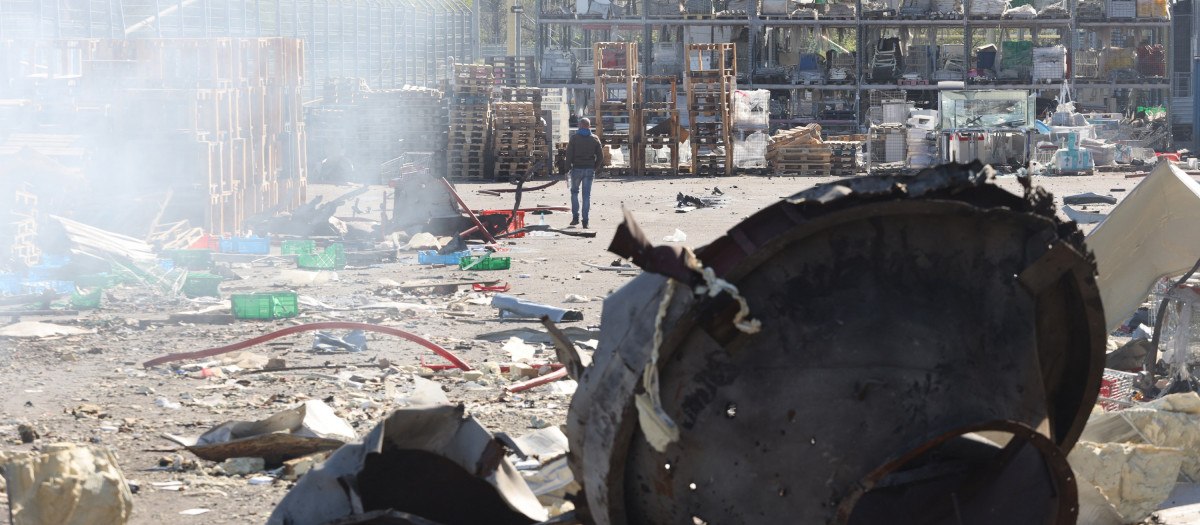 Fragmentos de misiles frente al centro comercial destruido en Odesa