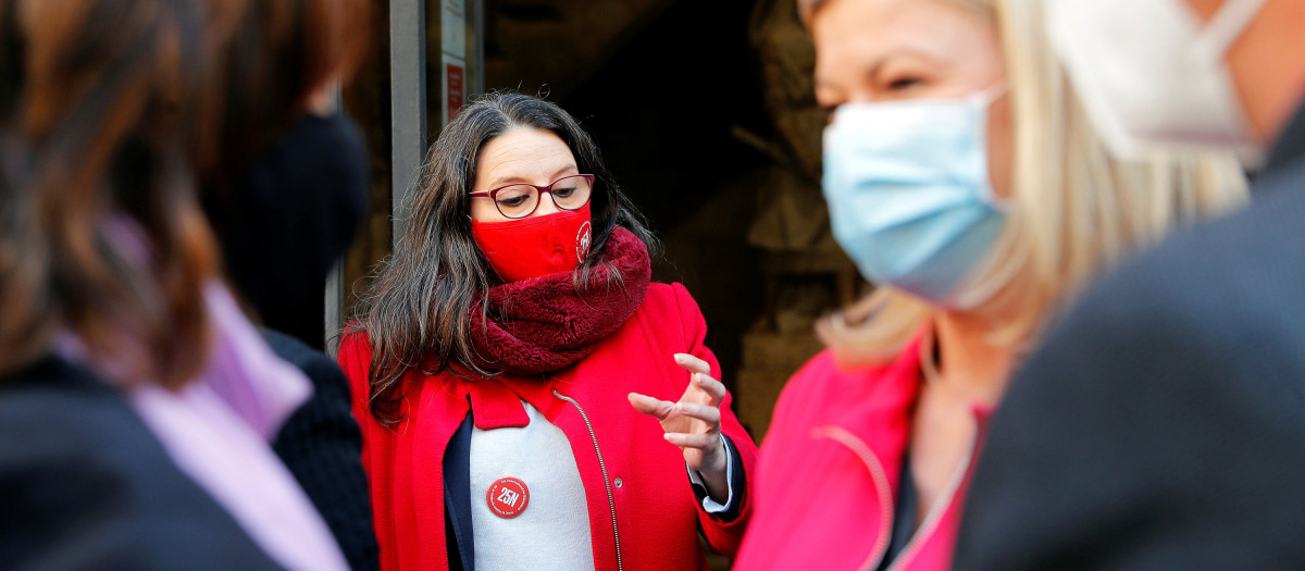 La vicepresidenta Mónica Oltra (centro), junto a otros miembros del Consell, entre ellos la consellera Gabriela Bravo (dcha).