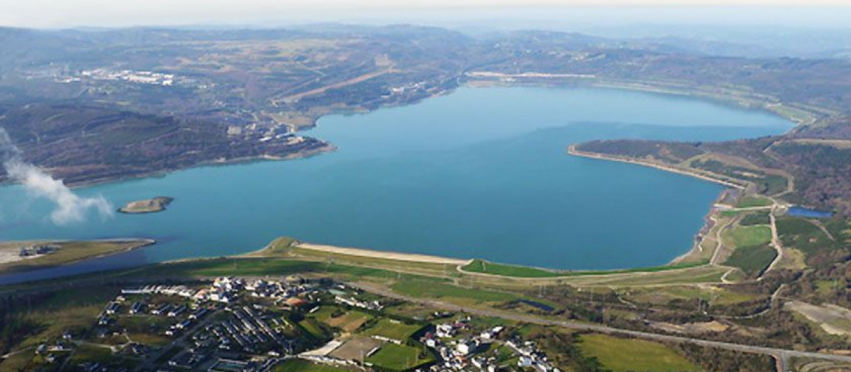 El lago de Puentes de García Rodríguez, también llamado lago de As Pontes es un lago artificial situado en la localidad de Puentes de García Rodríguez, en la provincia de La Coruña, España