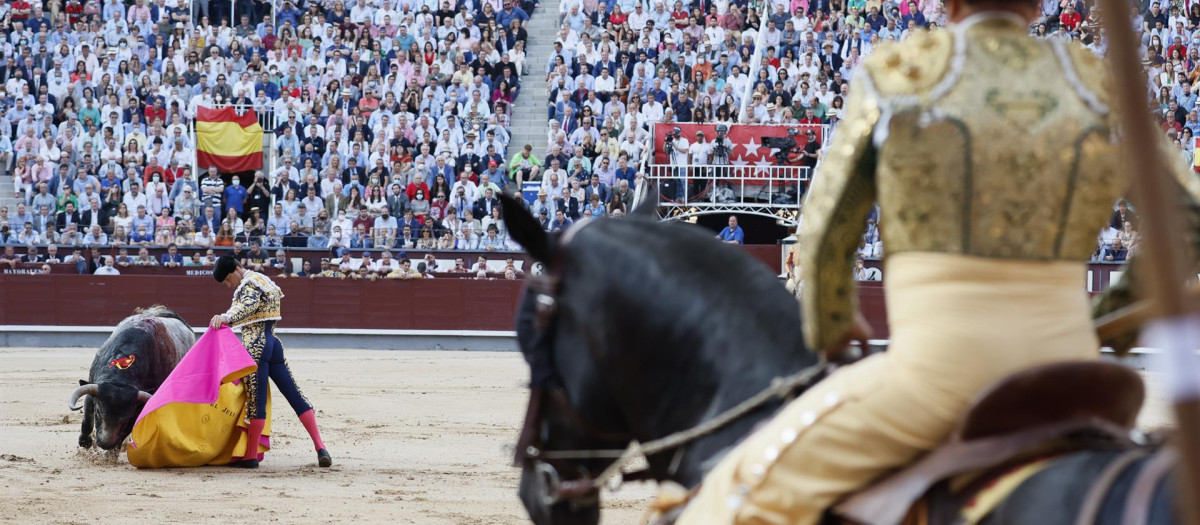 El Juli durante el quite a su primer toro en Las Ventas