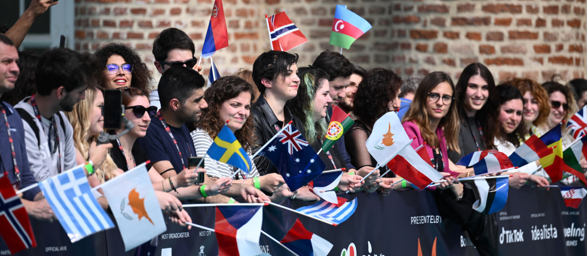 Eurofans esperando las llegadas a la alfombra roja de la ceremonia de apertura del Festival de la Canción de Eurovisión 2022