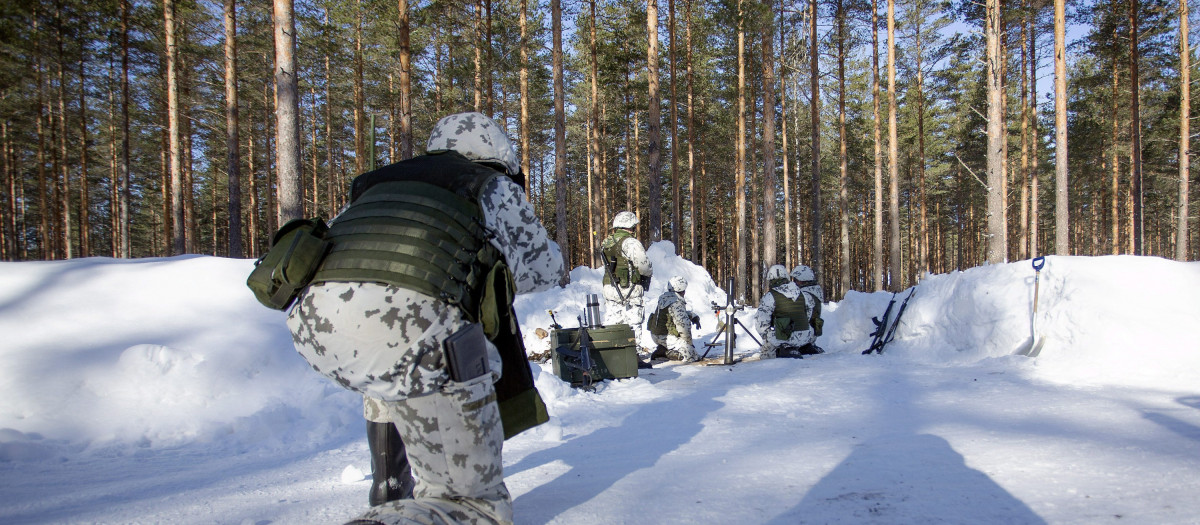 Reservistas de la Brigada Karelia en una práctica de tiro cerca de la frontera con Rusia, en el sureste de Finlandia