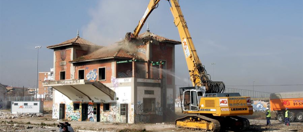 Demolición de los viejos carteles del barrio madrileño de Campamento