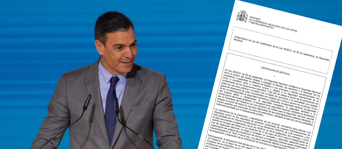 Pedro Sánchez, junto al borrador de la nueva Ley de Seguridad Nacional