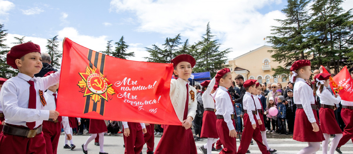 Un grupo de niños celebra la victoria soviética sobre la Alemania nazi en la IIGM, el pasado 9 de mayo en Tskhinvali, Osetia del Sur