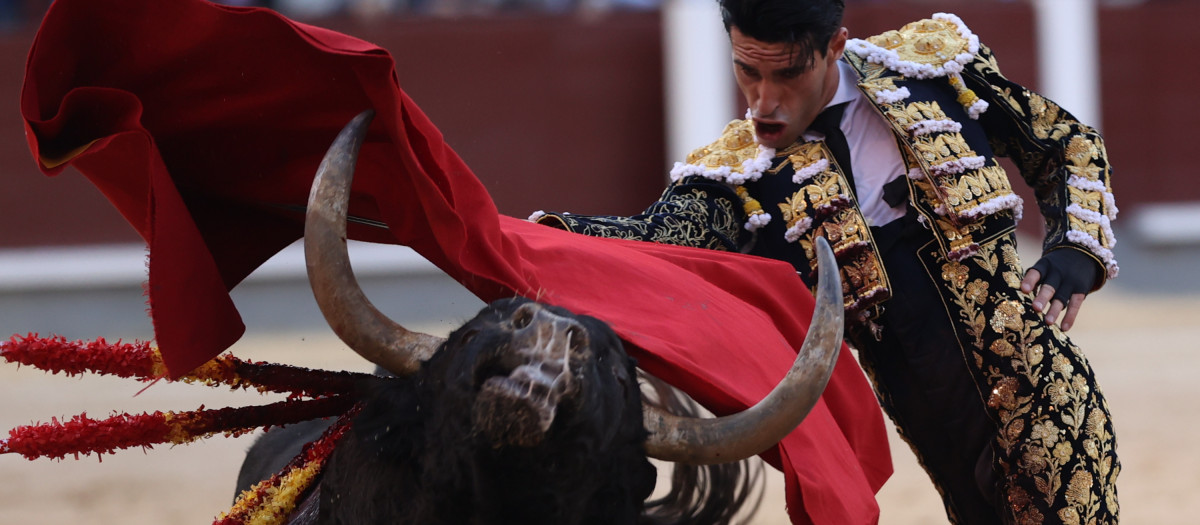 El diestro Alejandro Talavante durante la corrida de la Feria san Isidro, este viernes en Las Ventas de Madrid