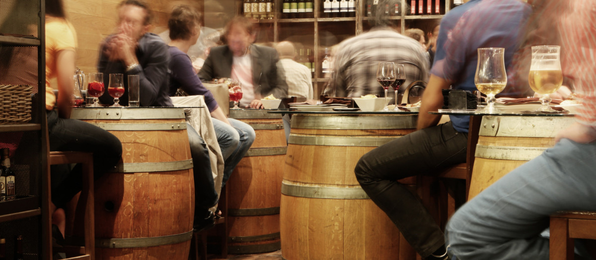 Gente disfrutando de unas tapas, en una imagen de archivo