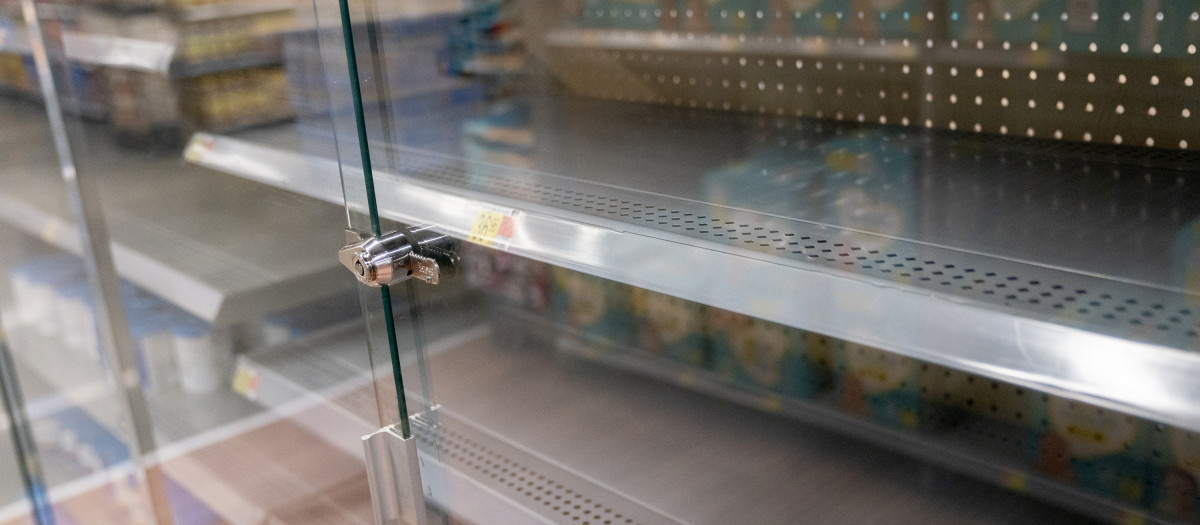 Estanterías de leche de fórmula para bebés vacías en un supermercado de Estados Unidos