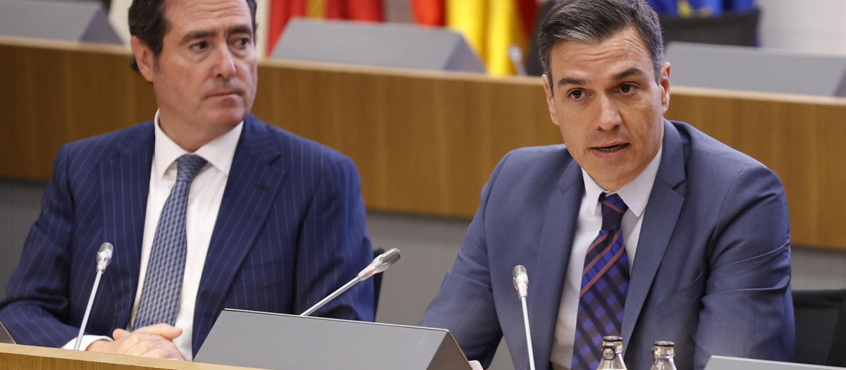 Pedro Sánchez y Antonio Garamendi en la inauguración del foro empresarial España-Qatar