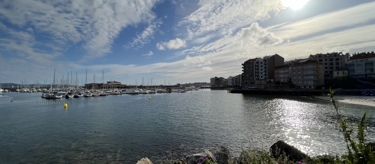 Sanxenxo al atardecer el pasado miércoles, con vistas hacia el Real Club Náutico desde el Parque Da Panadeira