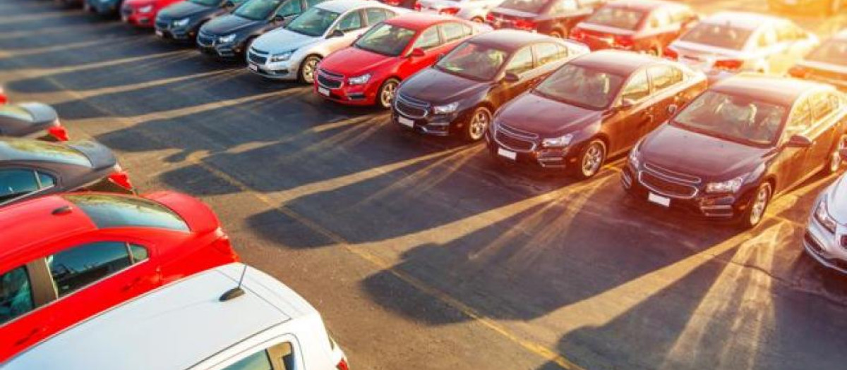 La temperatura dentro de coches aparcados al sol puede superar los 70 grados