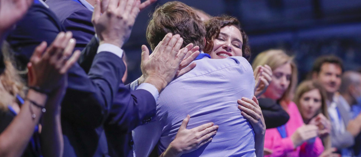 Almeida y Ayuso se abrazan en el Congreso del PP de Madrid