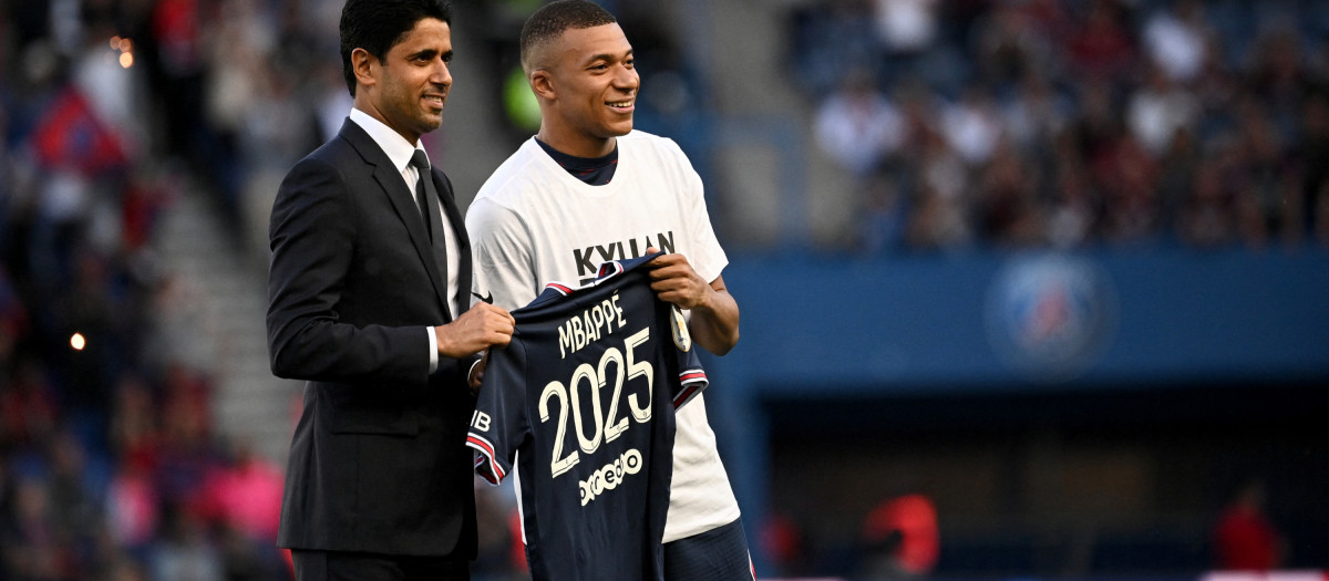 Mbappé posa con el presidente del PSG haciendo oficial su renovación