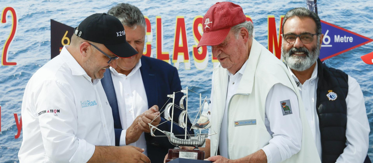 Juan Carlos I y la tripulación del barco "Bribón 500" recogen el Trofeo Viajes InterRías tras la regata disputada este domingo en Sanxenxo