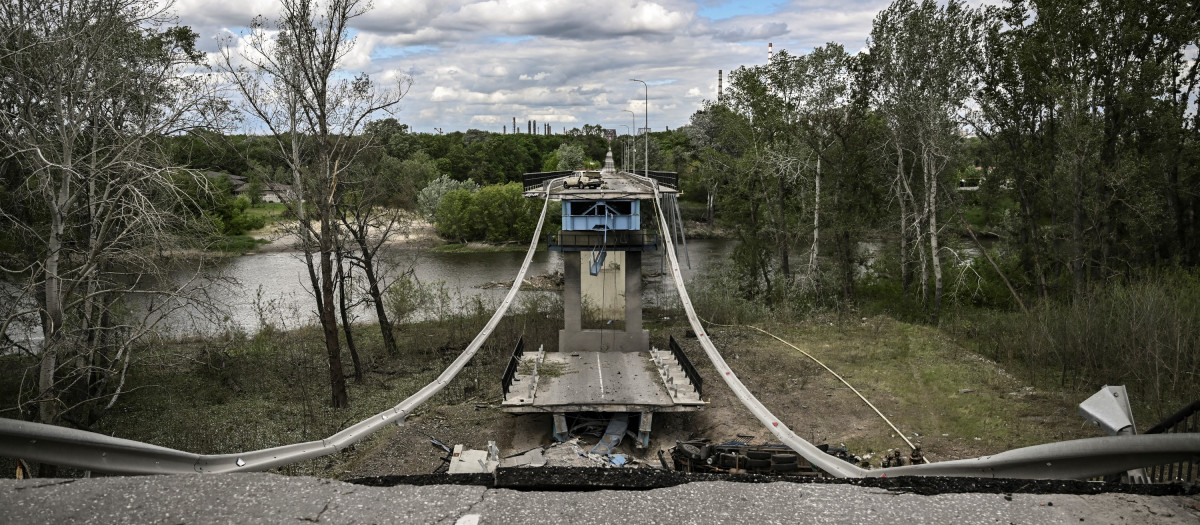 El puente, completamente destruido, que conectaba las ciudades de Severodonetsk  y Lysychansk, en el Donbás