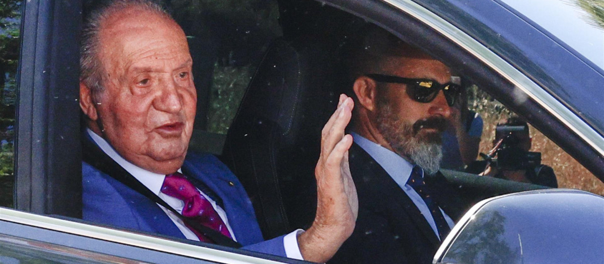 Don Juan Carlos, recibido por sus simpatizantes con aplausos y banderas a las puertas de Zarzuela