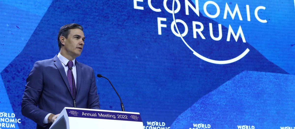 Sánchez presume de economía en Davos, a pesar de duplicar los límites de deuda y déficit