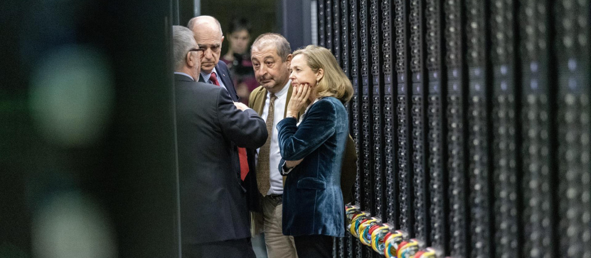 La vicepresidenta Nadia Calviño junto al director del BSC-CNS (Barcelona Supercomputing Center), Mateo Valero