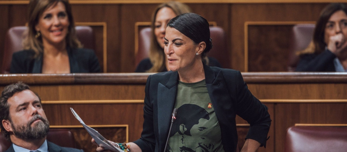 La candidata de Vox a la Junta de Andalucía, Macarena Olona, en el Congreso.

La candidata de Vox a la Junta de Andalucía, Macarena Olona, se ha despedido este miércoles del Congreso de los Diputados sacando pecho del aval judicial que ha recibido su empadronamiento en la localidad de Salobreña (Granada), que el ministro de Presidencia, Félix Bolaños, ha insistido en calificar de "trampa".

POLITICA 
VOX