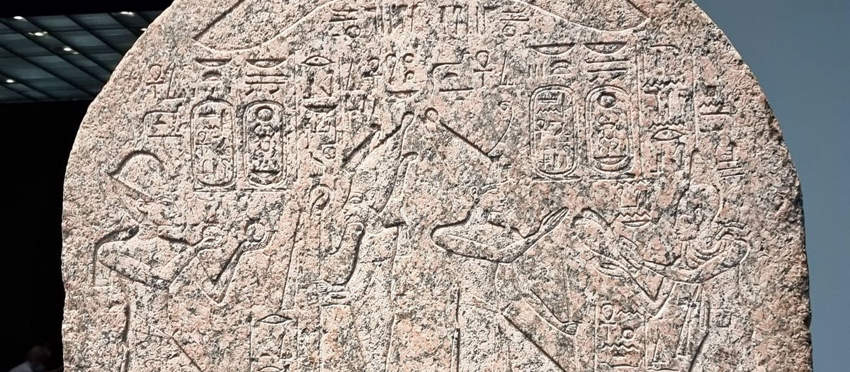 Estela de granito rosa dedicada al faraón Tutankamón que se expone en el Museo Louvre de Abu Dabi