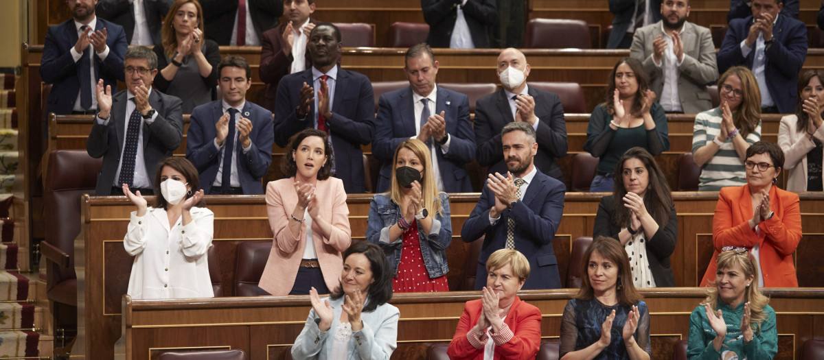 La bancada socialista aplaudiendo