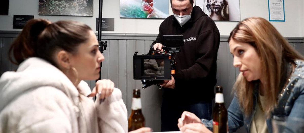 El director de cine Israel González, durante el rodaje de su nueva película, La vida que no es nuestra, en Alcorcón, Madrid