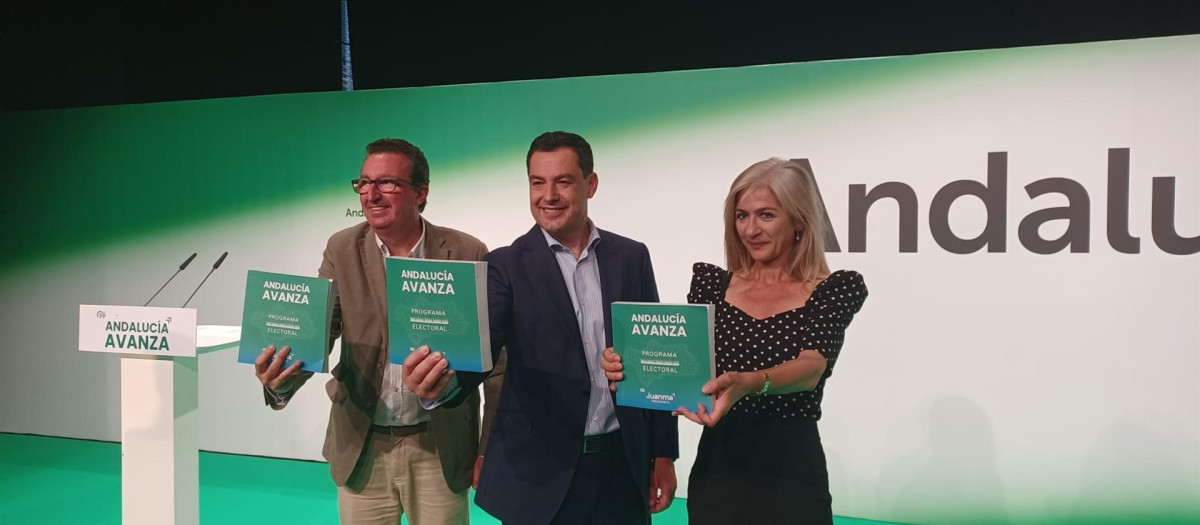 El presidente provincial del PP, Manuel Andrés González, el presidente de la Junta y candidato a la reelección, Juanma Moreno, y la consejera de Cultura y coordinadora general del programa, Patricia del Pozo, este viernes en Huelva