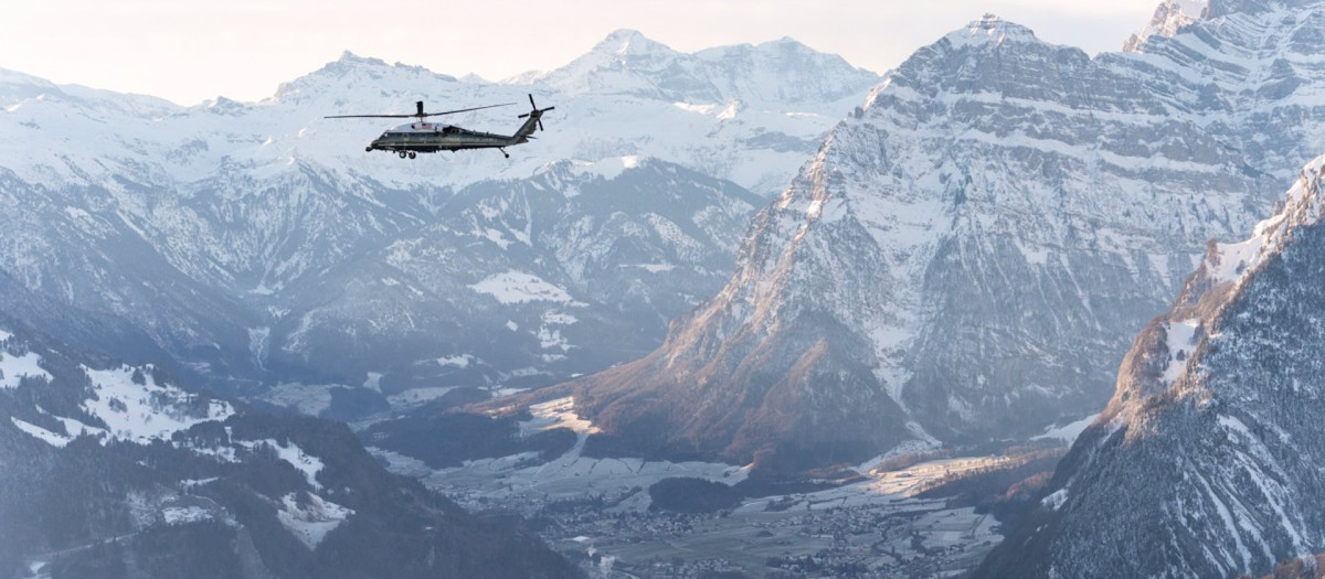 Un helicóptero sobrevuela los Alpes suizos