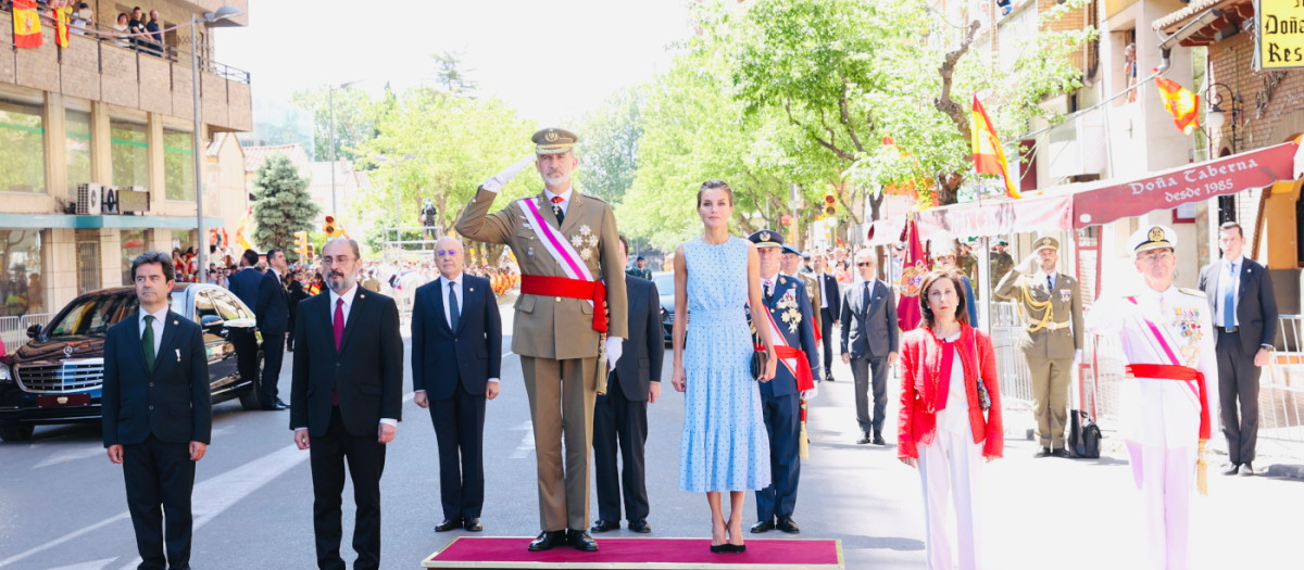 Sus Majestades los Reyes y autoridades durante la Interpretación del Himno Nacional